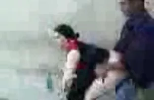 XXX Bride memberikan blowjob kepada saksi pengantin pria dan video seks terhot menidurinya