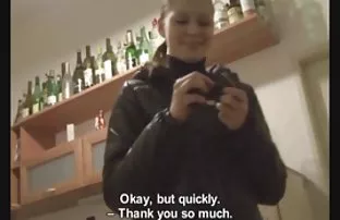 XXX Pria itu membawa video sek full seorang gadis di jalan untuk seks demi uang
