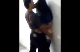 XXX Pasangan muda memanjakan diri dalam seks oral sebelum melakukan hubungan seksvideos seks serius.