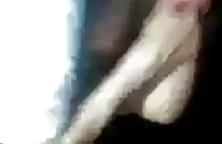 XXX Bocah itu meludah dengan pacar mulatto dalam audiensi video sex pejabat siswa setelah kelas