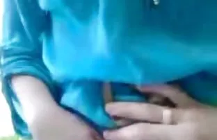 XXX Brunette langsing mengunjungi pria video seks paling hot itu dan berhubungan seks dengannya