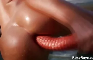 XXX Orang-orang kulit bokep janda sex putih Geng-beng dengan cukup mulatto di kolam renang