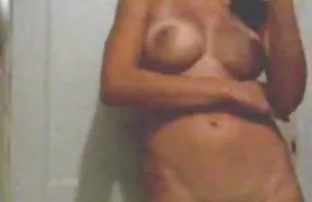 XXX Penetrasi ganda pria kuat dengan flirt merah dalam seks berkelompok seks babes