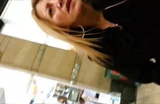 XXX Alih-alih masturbasi di tempat kerja, si rambut merah MILF melakukan seks anal dengan rekan kerja di video seks paling hot tempat kerja.