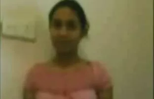 XXX Kepala keamanan 3gp seks video toko memberi iblis kontol untuk pipi dan poni keras di atas meja