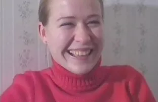 XXX Gadis cantik berambut pirang dengan sepatu merah dengan senang hati melakukan video seks xxx casting
