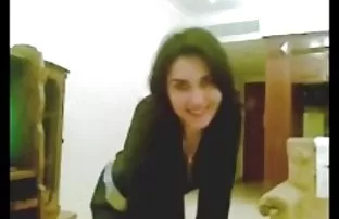 XXX Brunette mendesis menuangkan sperma di semua sisi tik tok seks