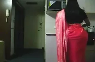 XXX Siswa mengunjungi sesama siswa di asrama dan tergoda untuk seks mia khalifa sek lesbian