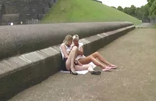 XXX Bung Rusia memijat gadis yang menawan dengan anal sex. streaming film seks