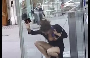 XXX MILF tersentak video seks perkosa dan melemparkan kekasih mini-orgy menurut jenis group sex